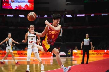 开云体育入口-女篮内线顶级，后卫+锋线实力堪忧！没得分没传球，太耽误上限了