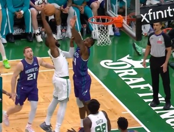 开云-终于泄泄愤！杰伦·布朗突破蓄力起飞 单臂暴力隔扣迪亚巴特！